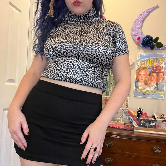 ❌SOLD❌ 90’s vintage leopard print velvet turtleneck size large - Picture 4 of 4